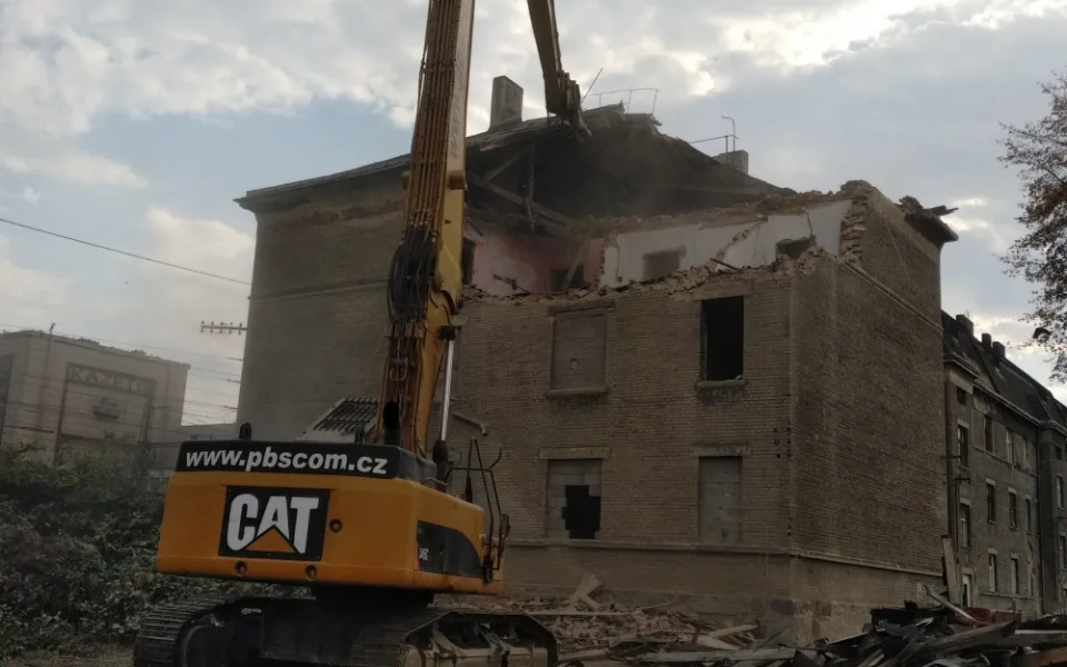 V Kojetínské ulici v Přerově začala demolice dalšího z vybydlených domů