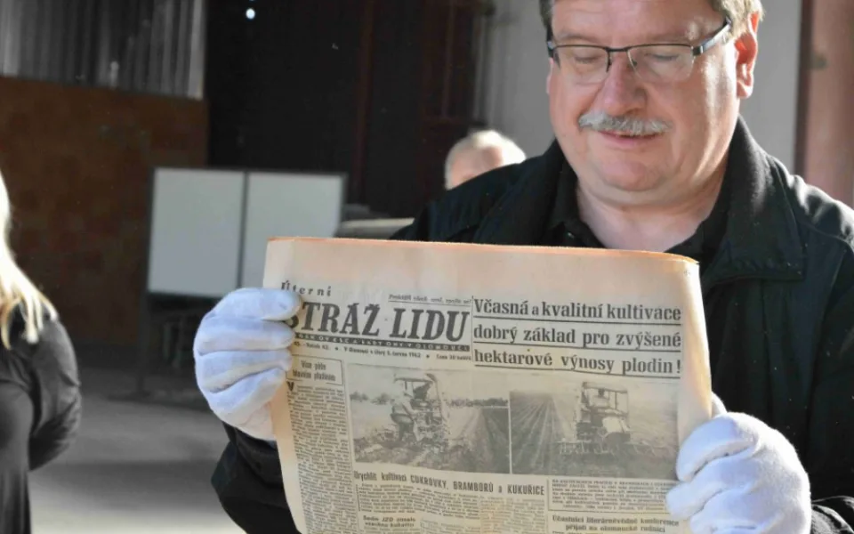 FOTO: V radniční věži byly schované plakáty, fotografie i mince a odznaky
