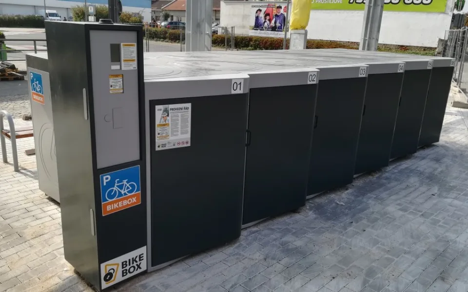 Na prostějovském nádraží budou fungovat cykloboxy. Kola si do nich schováte zdarma