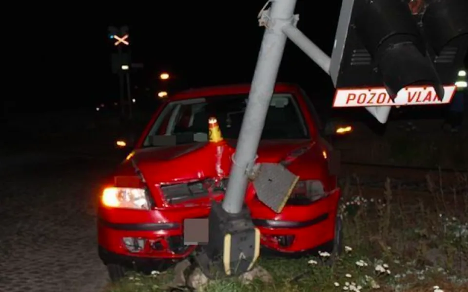 Řidička nezvládla ve vysoké rychlosti zatáčku a narazila se svým autem do signalizačního zařízení na přejezdu