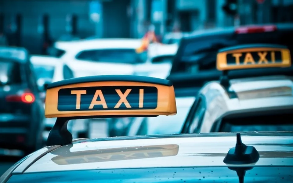 Zákazník se pohádal s taxikářem. Závěrem kopnul do předního světla taxíku, které poškodil