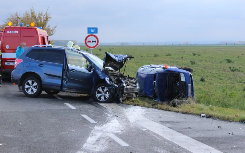 Řidič přehlédl stopku a smetlo ho Subaru. Při nehodě byli zraněni tři lidé