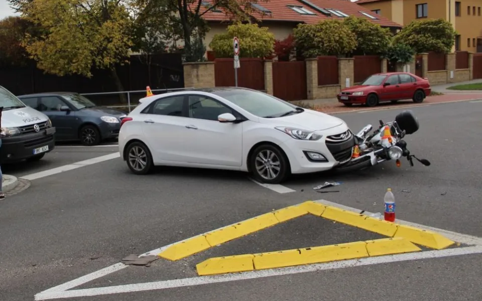 Řidička srazila sedmnáctiletou motocyklistku. Nedala jí přednost na kruhovém objezdu