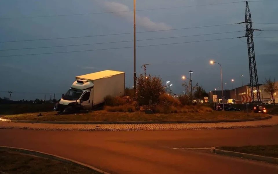 VIDEO: Řidič usnul za volantem. S dodávkou skončil uprostřed kruhového objezdu