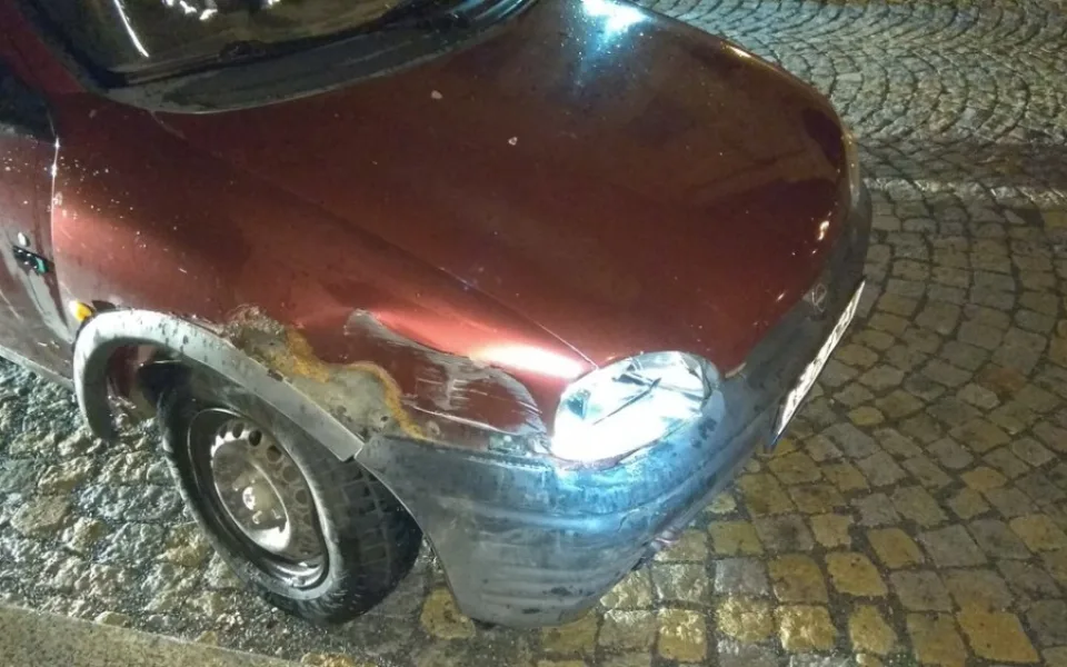 Strážníci si všimli podivně odstaveného auta. Za volantem hlasitě chrápal opilý šofér