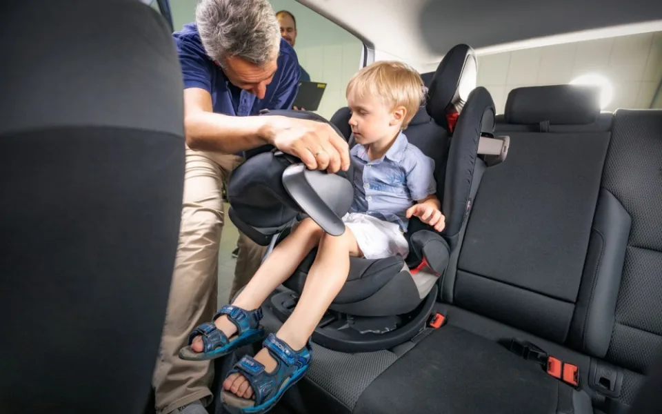 Dvě z dvanácti dětských autosedaček v testu propadly kvůli obsahu škodlivin