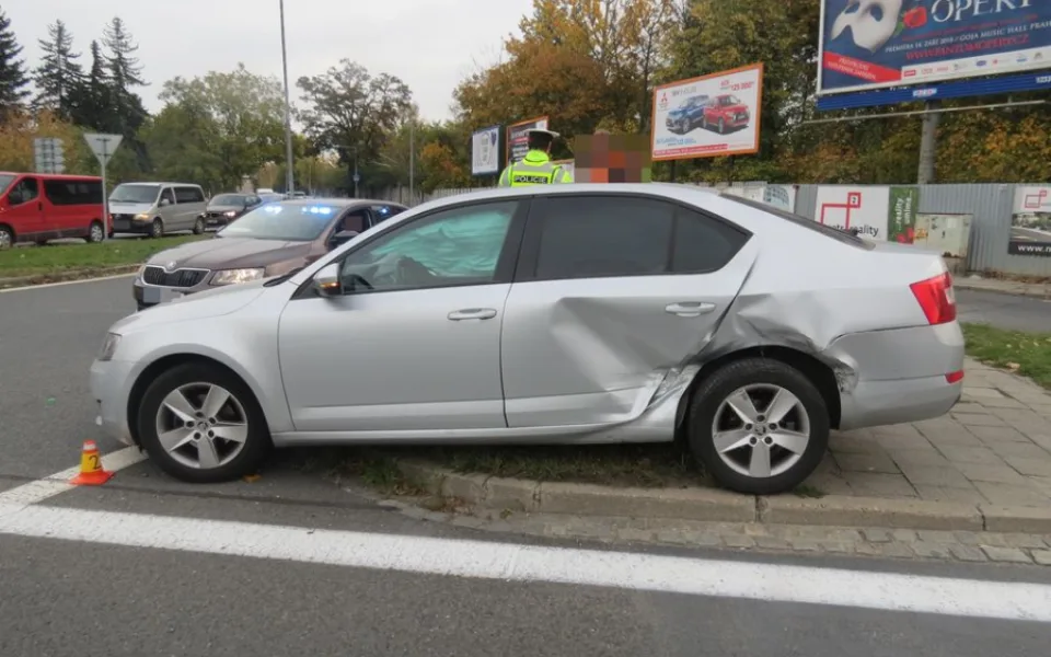 Nehoda dvou aut v Pražské ulici v Olomouci skončila zraněním jednoho z řidičů