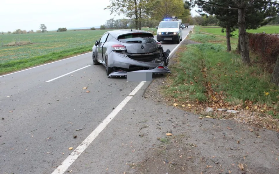 VIDEO: Řidič osobního auta narazil do radaru, byl opilý