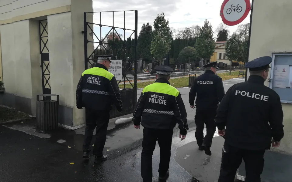 FOTO: Blíží se Dušičky, policie bude hlídat hřbitovy i silnice