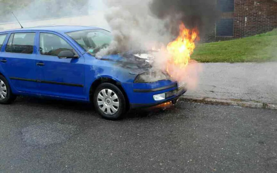 V Kmochově ulici v Olomouci dnes hořelo osobní auto na plyn