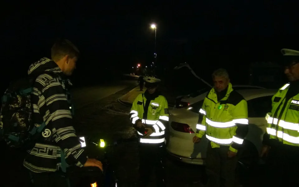 Později se rozednívá a dřív stmívá, policie dohlíží na viditelnost chodců
