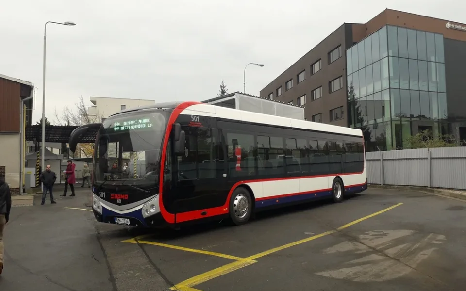FOTO/VIDEO: Olomouc má svůj první elektrobus, je tichý a klimatizovaný