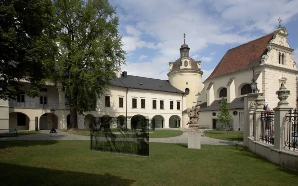 Expozici Marnotratný milovník barev, malíře Stanislava Menšíka, vystavuje Arcidiecézní muzeum