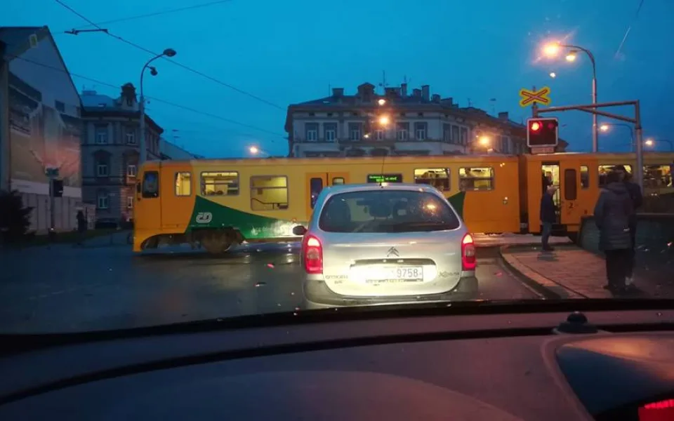 Na přejezdu u zastávky Olomouc město se střetlo auto s vlakem. Řidič Toyoty z místa nehody ujel