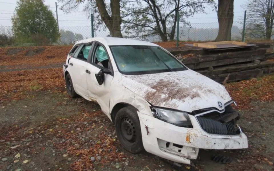 Řidič dostal smyk a s autem spadl ze srázu. Škoda na autě je za čtyři sta tisíc