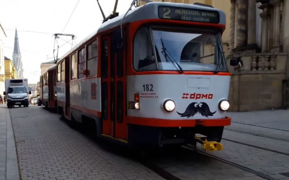 VIDEO: Autobusy a tramvaj v Olomouci mají kníry. Upozorňují na mužské zdraví