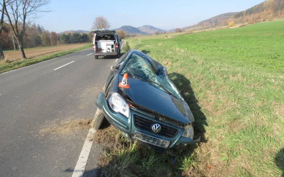 Řidič nezvládl zatáčku a skončil s autem v poli. Zraněné pasažéry museli vyprostit hasiči, vzlétl i vrtulník