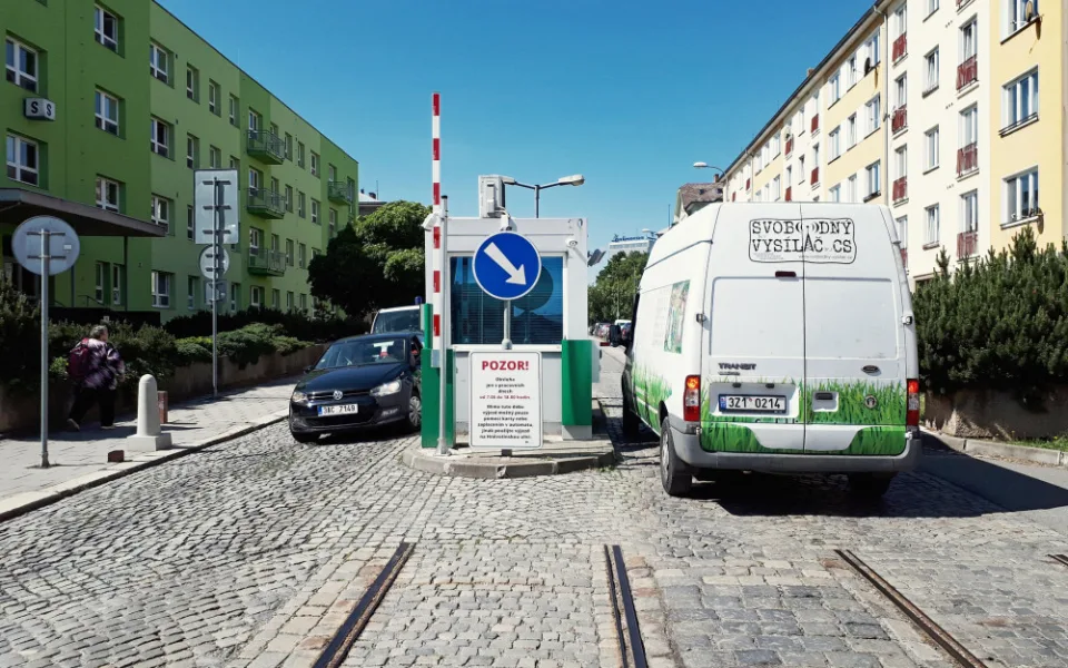 Nemocnice řeší problémy s parkovacím systémem, který dodala firma lobbisty Horáčka. Ten je ve vazbě