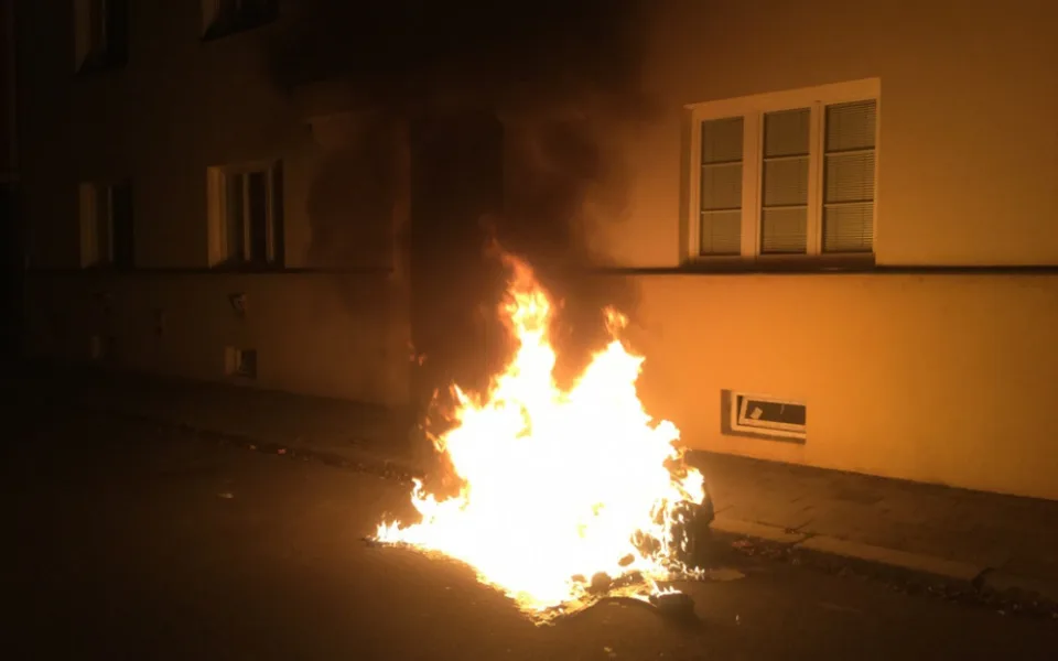 Dnes ráno hořel kontejner v Aksamitově ulici. Pachatele policie nedopadla