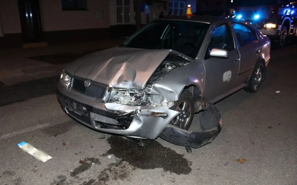 Řidič Octavie přejel do protisměru, kde narazil do zaparkovaného Mercedesu, který byl odhozen na další auto