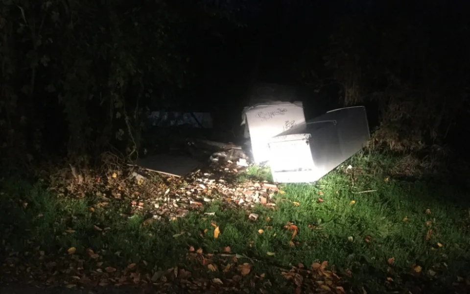 Muž vyhodil starou lednici do trávy a dopustil se tak přestupku. Policie řešila desítky případů v souvislosti se zakládáním skládek