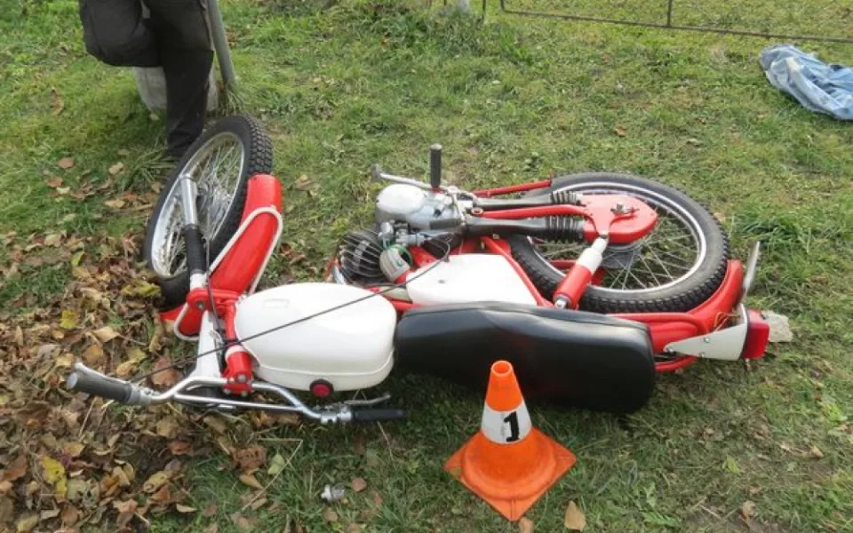 Sedmašedesátiletý motorkář se srazil s osobním autem, je vážně zraněný