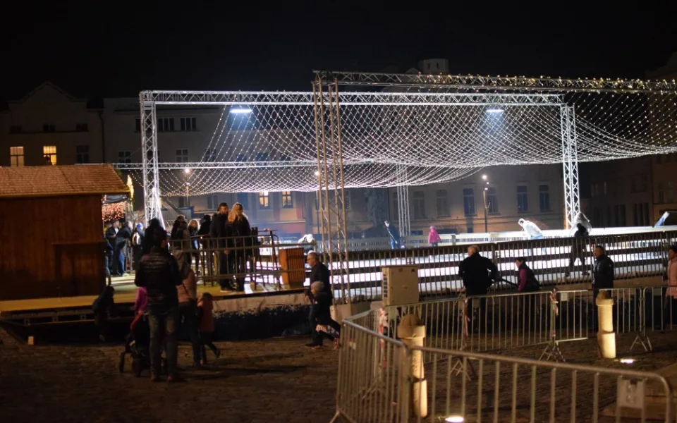 FOTO/VIDEO: Na olomouckém Dolním náměstí se bruslí. Punčová sezóna je zahájena