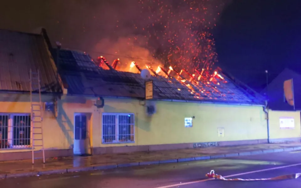 FOTO/VIDEO: V Holici nad ránem kompetně vyhořelo bistro