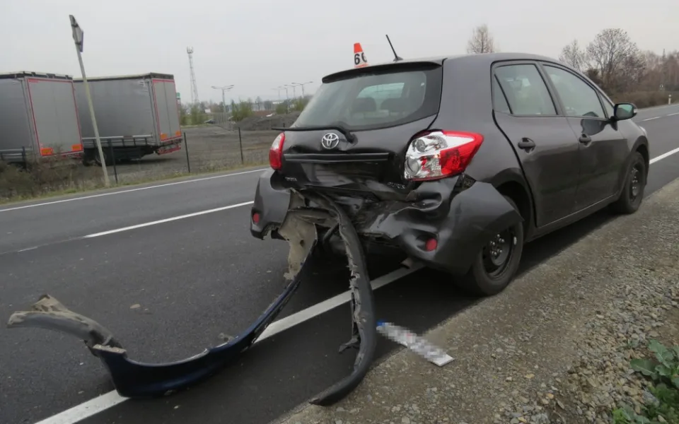 Řidič se dostatečně nevěnoval řízení a zezadu narazil do stojícího osobáku