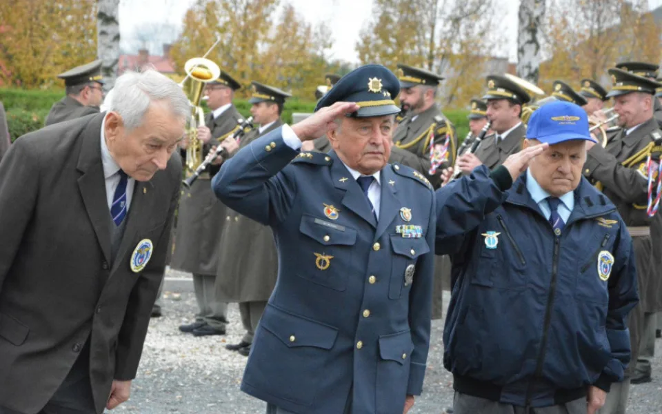 FOTO: Olomoučané si připomněli Den veteránů na hřbitovech v Neředíně a Černovíře a u pomníku v Řepčíně