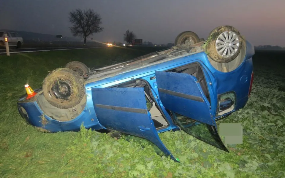 Devatenáctiletý mladík zapříčinil u Bělkovic nehodu osobáku, ve kterém se zranila řidička a dvě děti