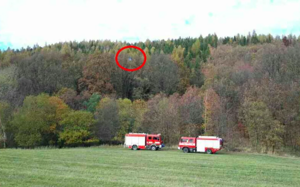 FOTO: Hasiči dvě hodiny zachraňovali paraglidistku, která zůstala viset na stromě patnáct metrů nad zemí