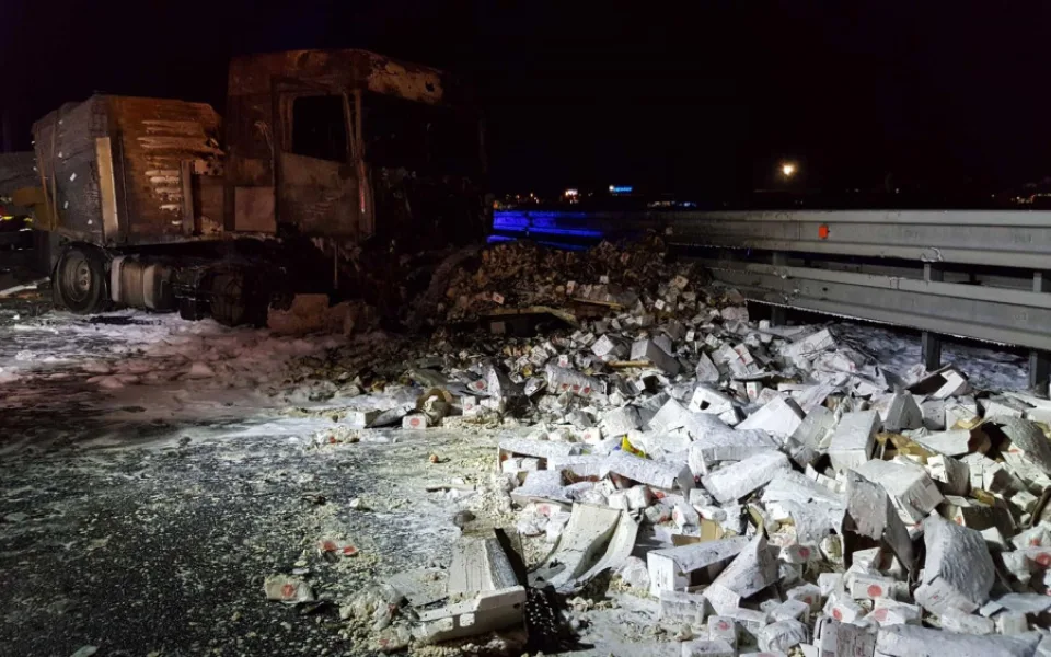 FOTOGALERIE: Na dálnici mezi Olomoucí a Vyškovem hořely dva kamiony a dodávka, jeden člověk se zranil