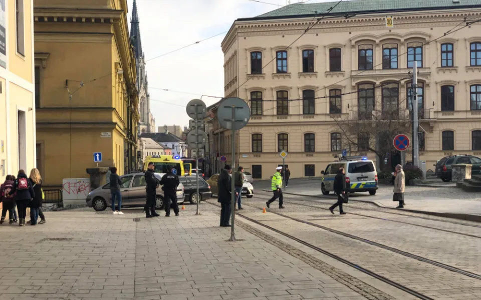 Řidič objížděl tramvaj stojící na zastávce. Srazil při tom ženu, ta skončila v nemocnici