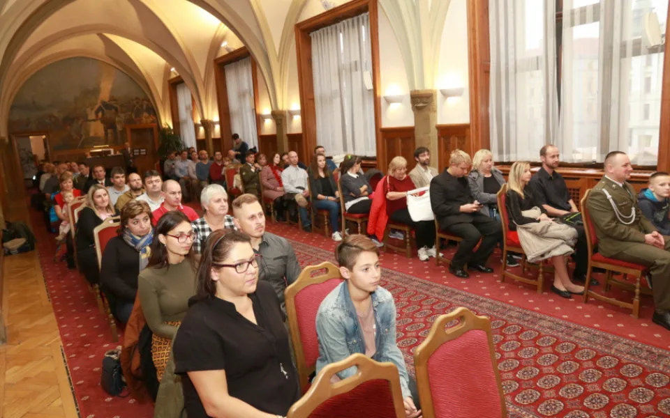 FOTO: Čtyřicet dárců krve si na olomoucké radnici převzalo zlaté medaile za čtyřicet odběrů