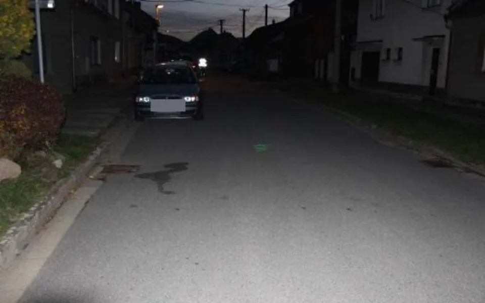 Muž na elektrické koloběžce srazil chodkyni, ta skončila v nemocnici. Policie pátrá po svědcích nehody