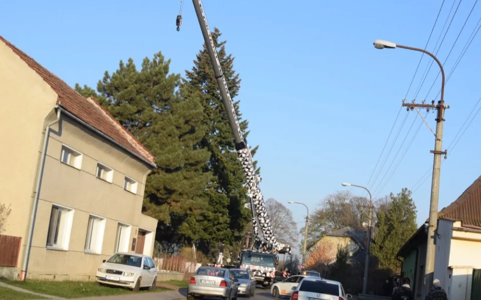 FOTO/VIDEO: Ve Věrovanech se kácí dvacetimetrová douglaska, čeká ji převoz na Horní náměstí do Olomouce