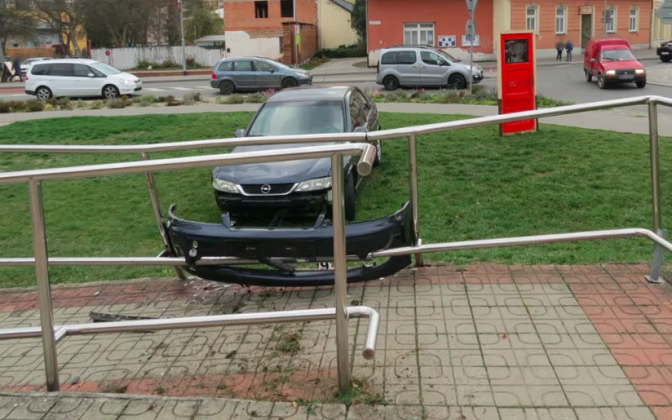 Opilá řidička nezvládla výjezd z kruhového objezdu, její auto skončilo "zakouslé" v zábradlí o několik metrů dál