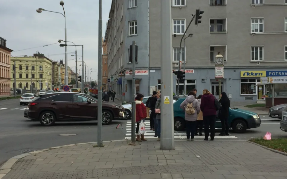 AKTUÁLNĚ: Osobní auto srazilo ženu na přechodu na třídě 17. listopadu, skončila v nemocnici