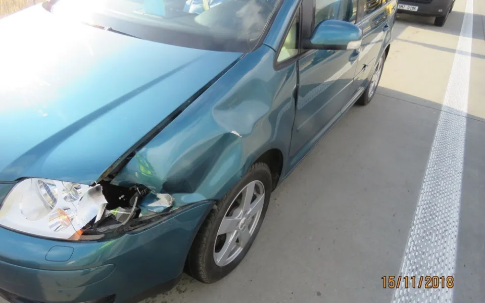 Z auta spadla ocelová tyč, která poškodila auto jedoucí v jiném pruhu. Policie hledá svědky