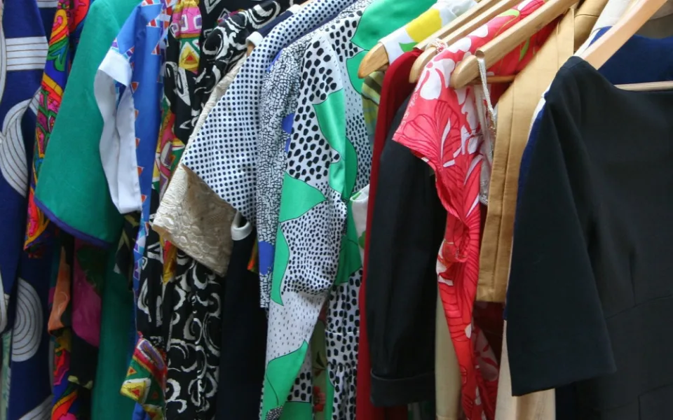 Nevíte kam se starým oblečením nebo sháníte nové kousky? Přijďte zítra na Clothes-Swap!