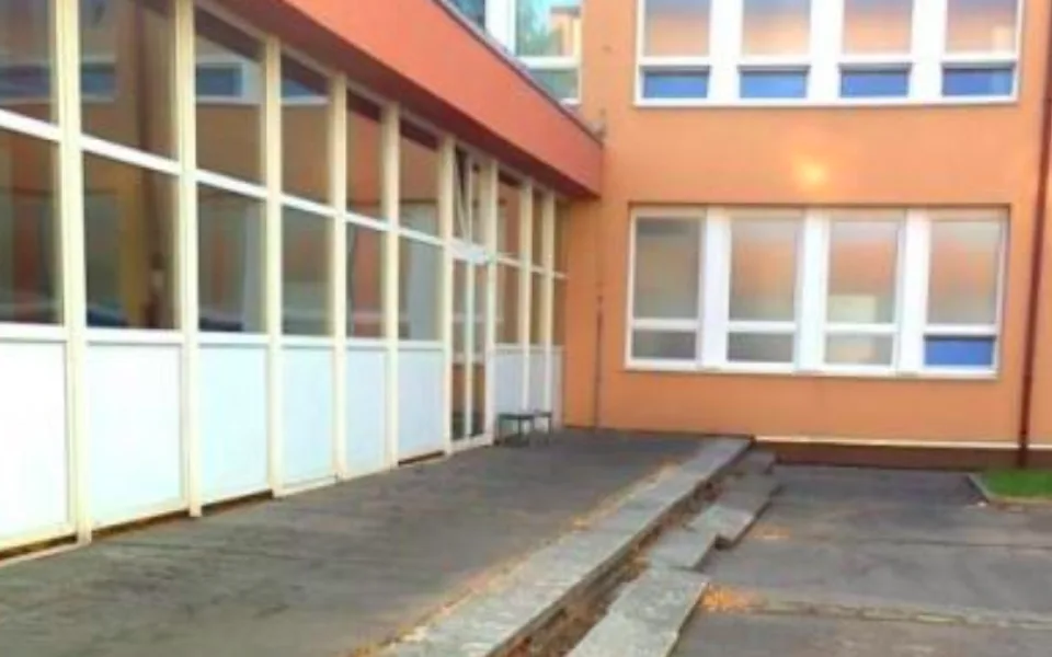 Nevyužívané atrium školy se promění v zahradní učebnu