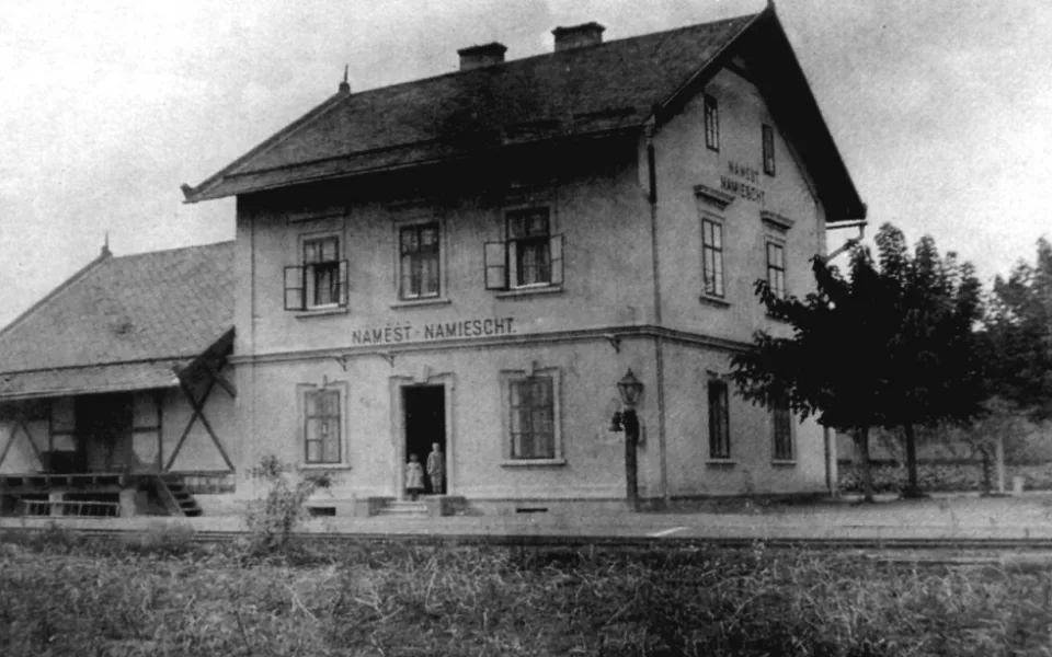 Lidé chtějí zabránit demolici historické nádražní budovy v Náměšti na Hané, stojí tam od roku 1883