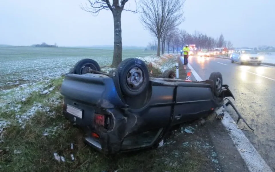 Řidička jela příliš rychle, auto po smyku skončilo na střeše. Ona i spolujezdkyně byly převezeny do nemocnice