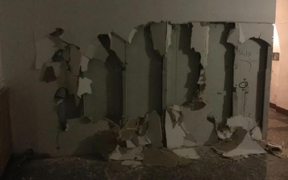 Skupina mladíků poničila sádrokartonovou zeď v chodbě domu na Dolním náměstí
