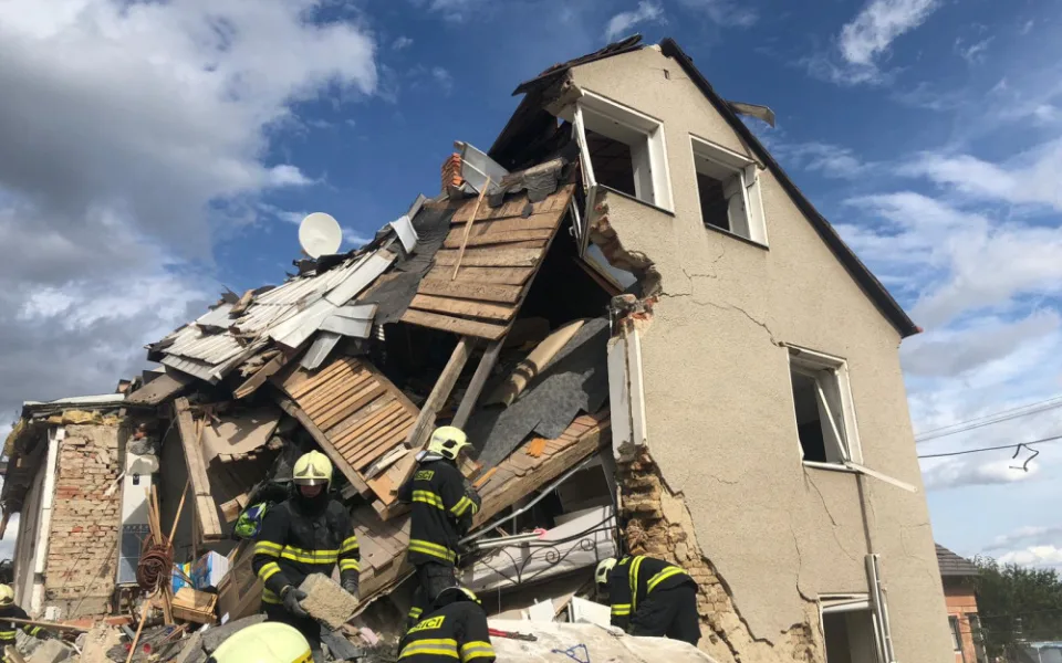Podle policie neexplodoval dům v Mostkovicích kvůli plynu. Možná šlo o zábavní pyrotechniku