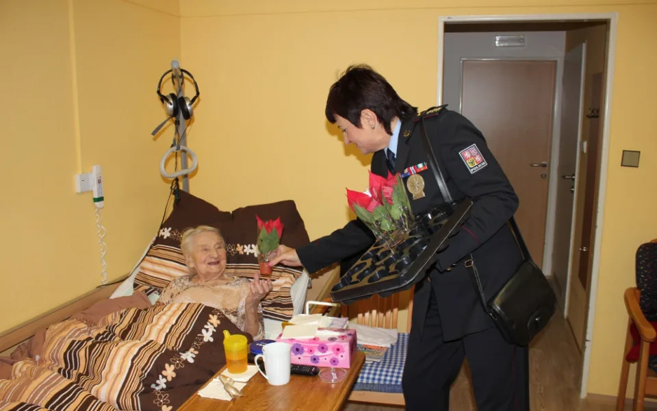 FOTO: Téměř dvě stě vánočních hvězd darovali policisté seniorům