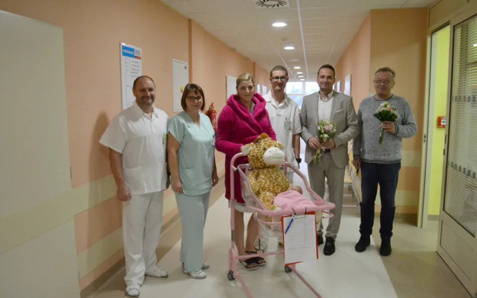Ve Šternberské nemocnici porodila jubilejní tisící maminka. Nemocnice je mezi rodičkami oblíbená