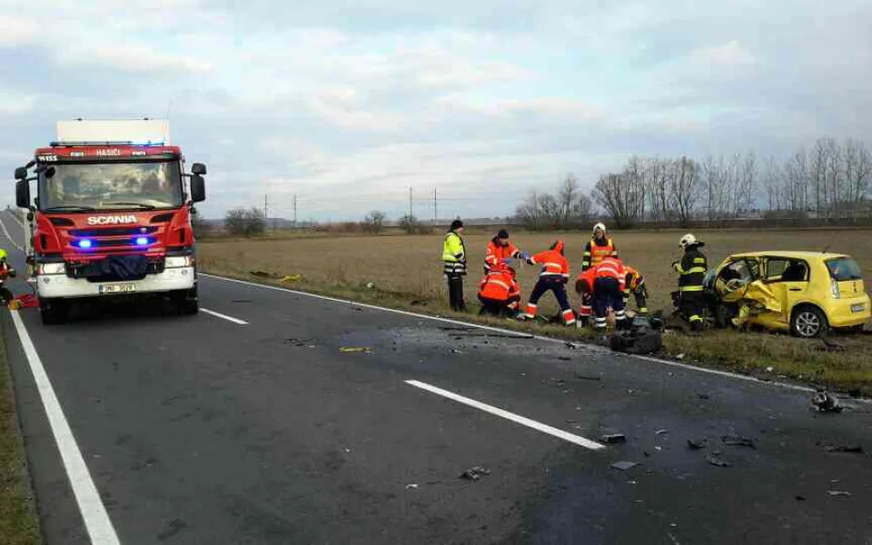 FOTO: Tragická nehoda dnes uzavřela silnici u Chomoutova. Zemřel tam člověk