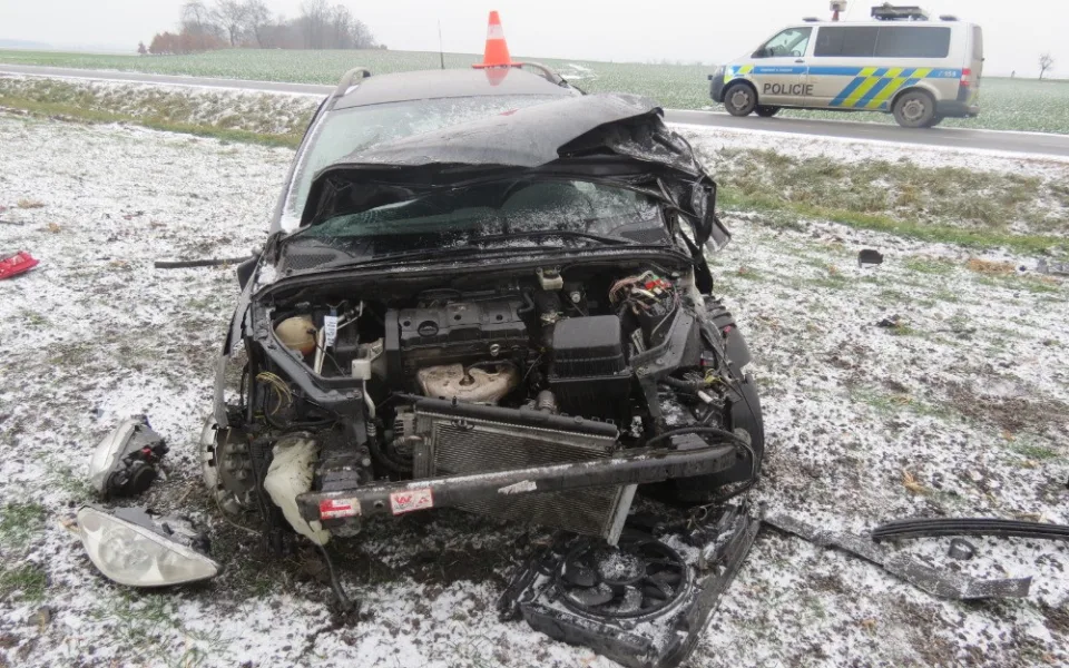 Řidič dostal smyk na namrzlém mostu a udělal salto. Policisté mu zabavili technický průkaz